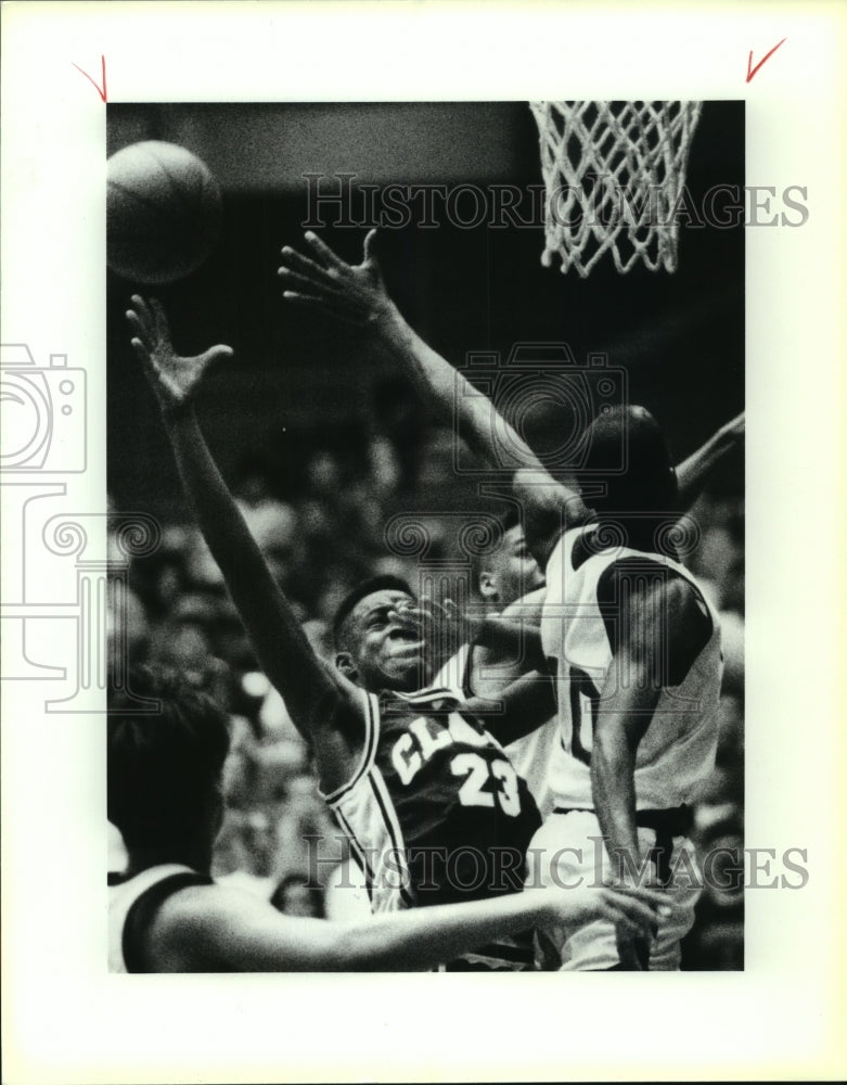 1992 Press Photo Tony Moore, Clark High School Basketball Player at Game- Historic Images