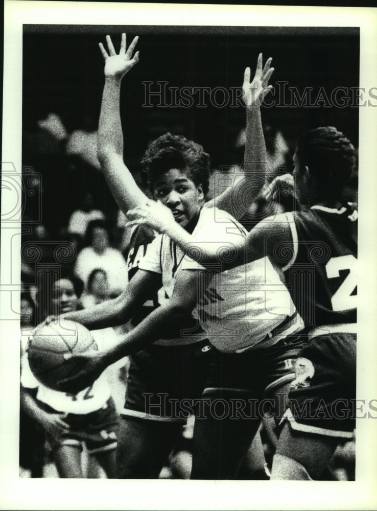 1992 Press Photo Yvette Murry, Sam Houston High School Basketball Player at Game- Historic Images