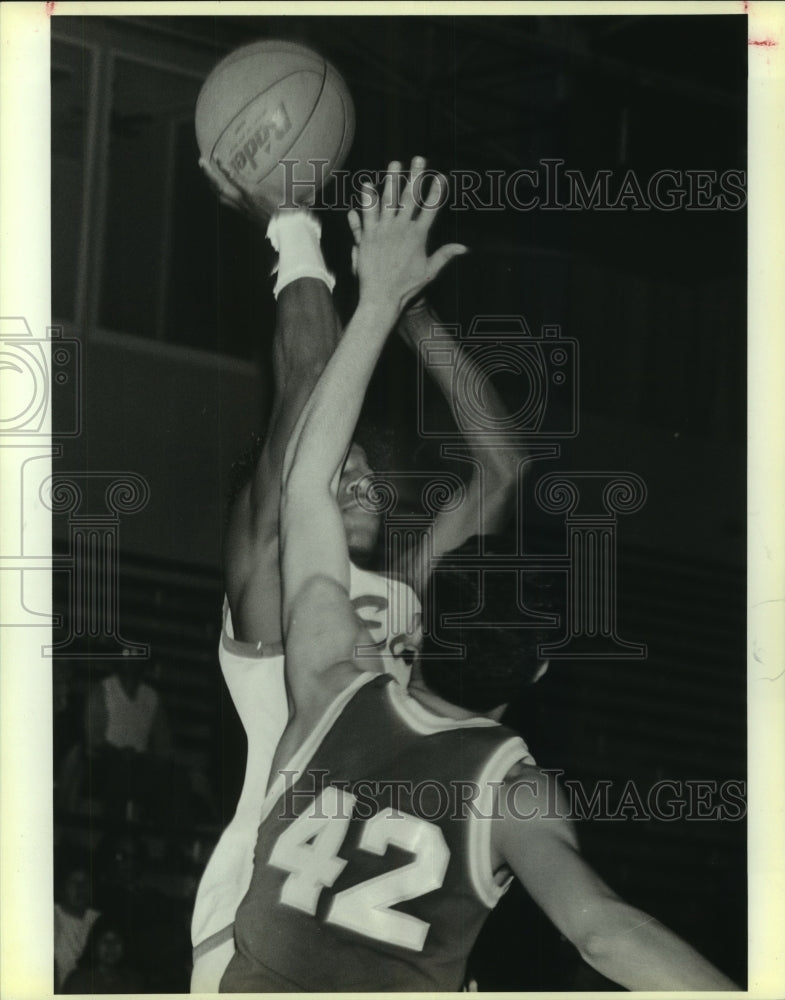 1981 Press Photo Keith Hullaby, Wheatley High School Basketball Player at Game- Historic Images