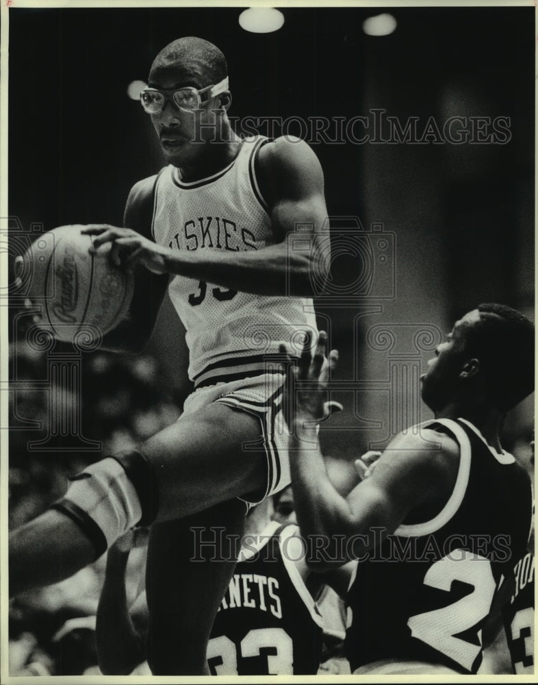 1987 Press Photo Holmes and East Central play high school basketball - sas12053- Historic Images