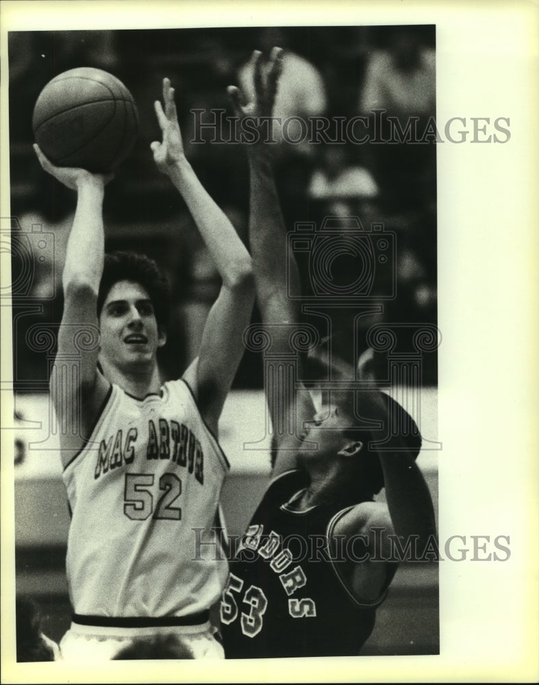 1986 Press Photo MacArthur and Seguin play boys high school basketball- Historic Images