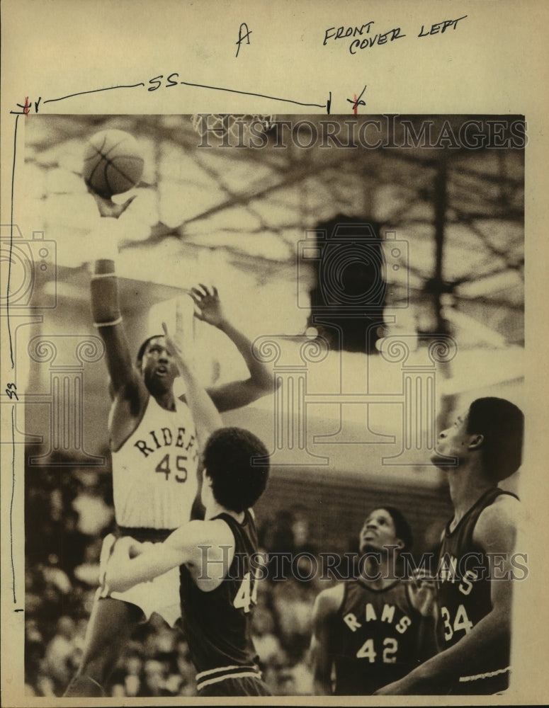 1981 Press Photo Osca Woods, Roosevelt High School Basketball Player at Game- Historic Images