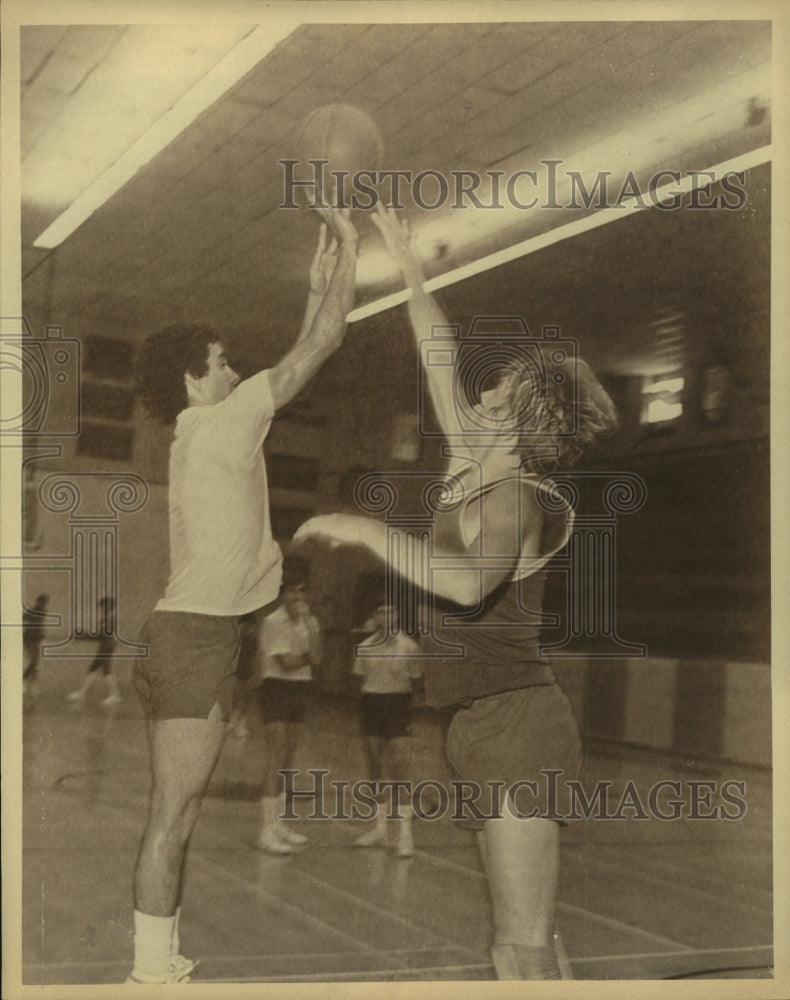 1982 Press Photo Ernest Sanchez, Boys Basketball Player at St. Mary's Alumni Gym- Historic Images
