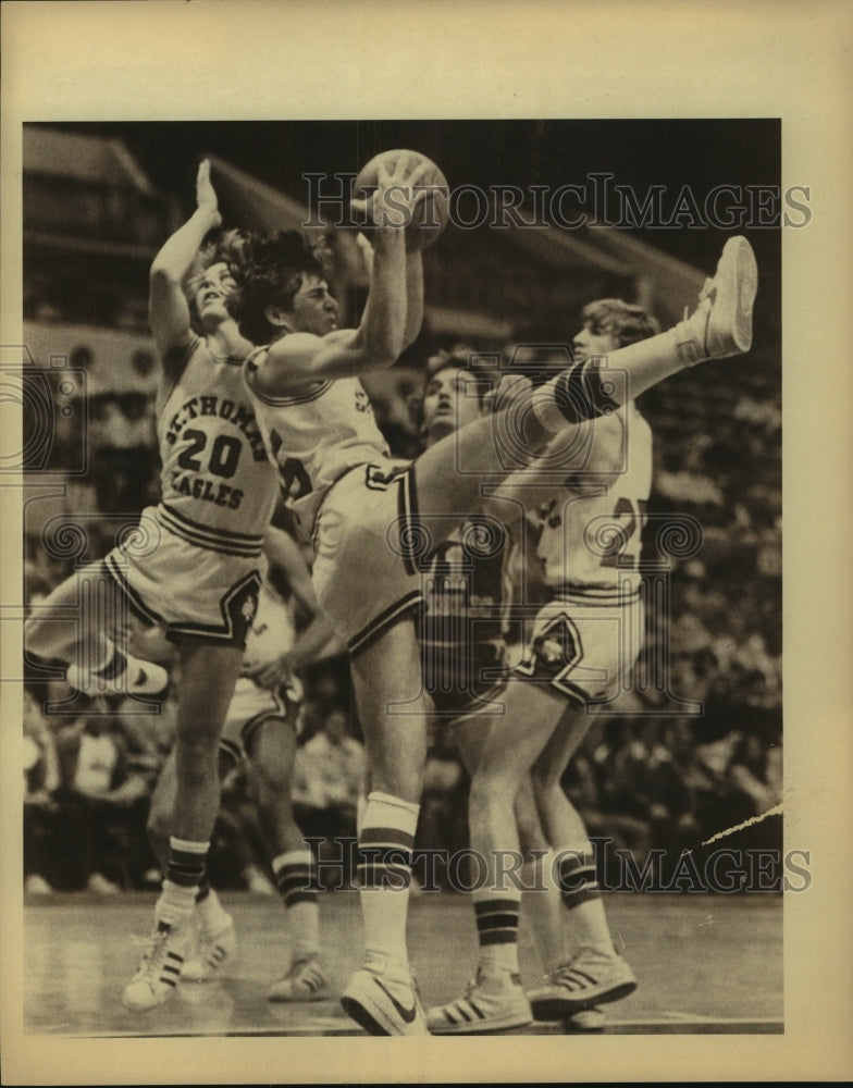 1982 Press Photo St. Thomas High School Basketball Players at Arena Game- Historic Images