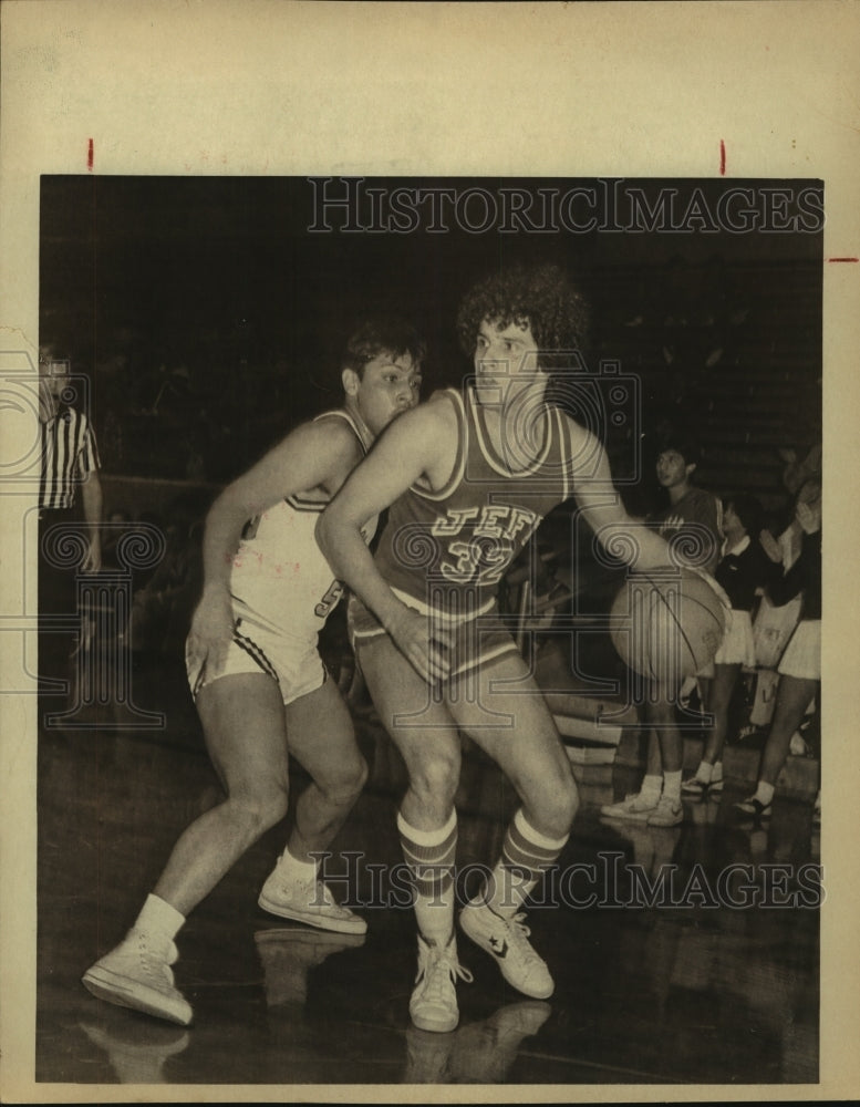 1981 Press Photo Eddie Garza, Jefferson High School Basketball Player at Game- Historic Images