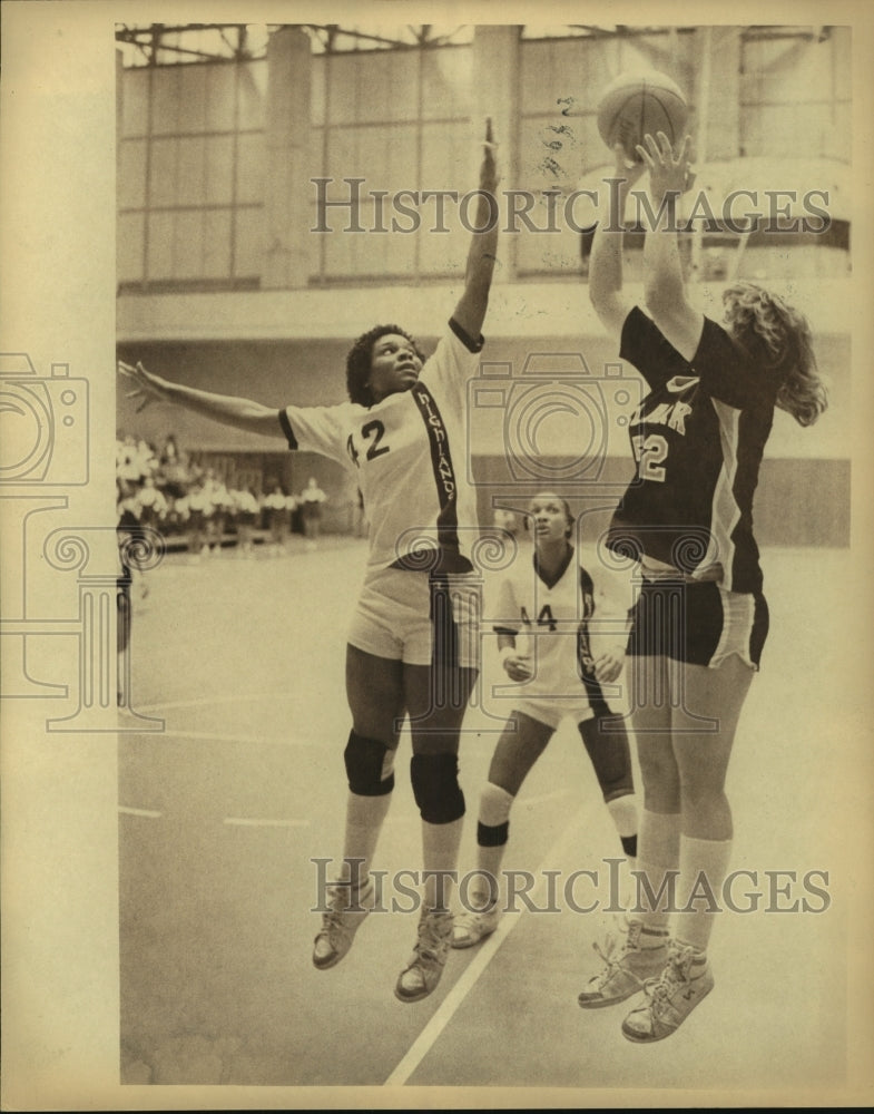 1982 Press Photo Clark and Highlands High School Basketball Players at Game- Historic Images