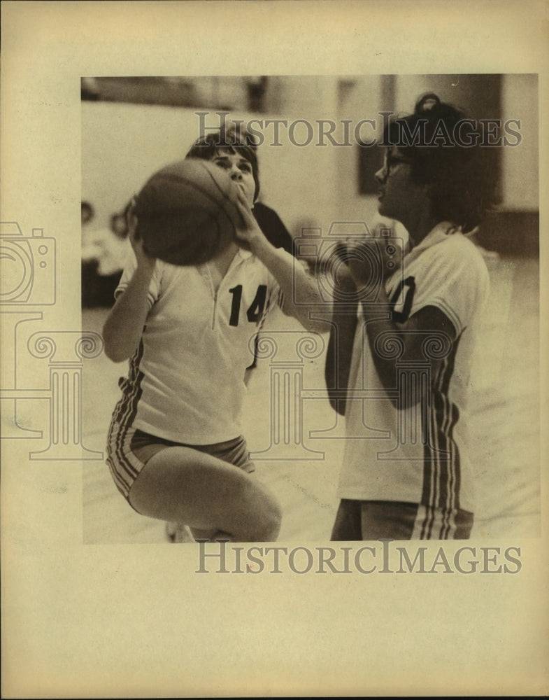 1982 Press Photo South San High School Girls Basketball Players at Clark Game- Historic Images