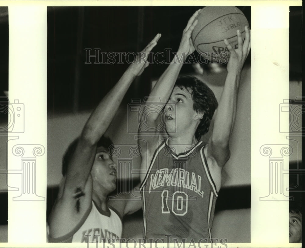 1987 Press Photo Oscar Medina, Memorial High School Basketball Player at Game- Historic Images