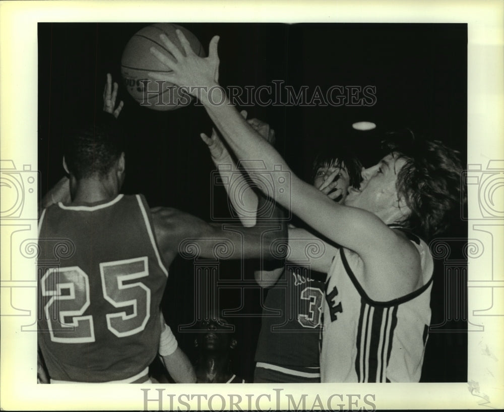 1985 Press Photo Garrett Krueber, Marshall High School Basketball Player at Game- Historic Images