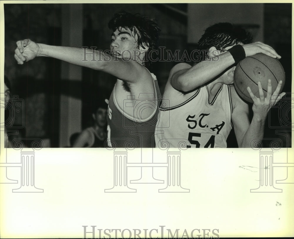 1986 Press Photo Bryan Tapia St. Anthony Basketball Player at St. Augustine Game- Historic Images