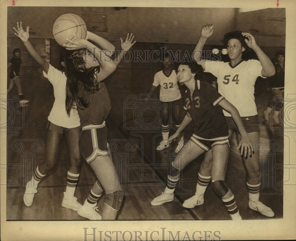 1981 Press Photo Harlandale and Tech High School Girls Basketball Players- Historic Images