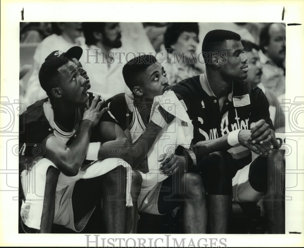 1991 Press Photo San Antonio Basketball Players at Golden State Warriors Game- Historic Images