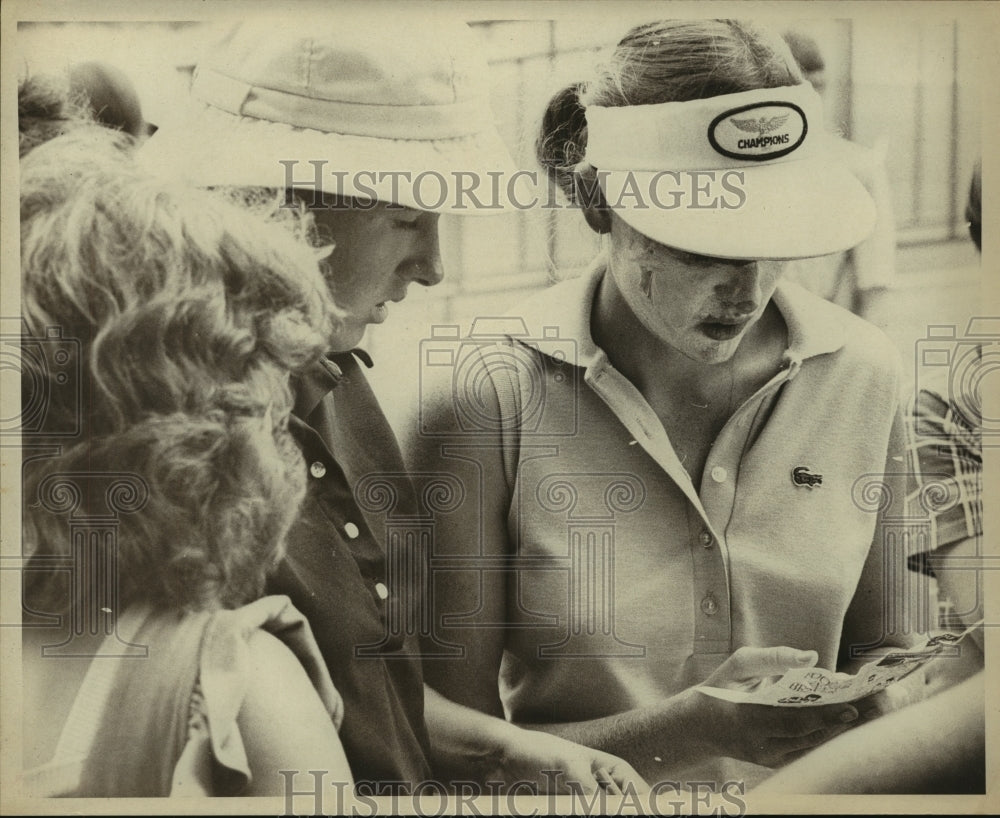 Press Photo Female Athlete Looks at Paper with Others - sas12318- Historic Images