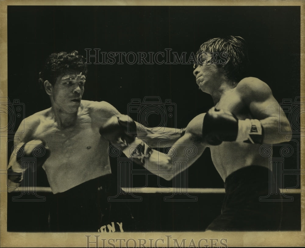 Press Photo Boxers Tony Moreno and Candelarro &quot;Candy&quot; Iglesias in the Ring- Historic Images