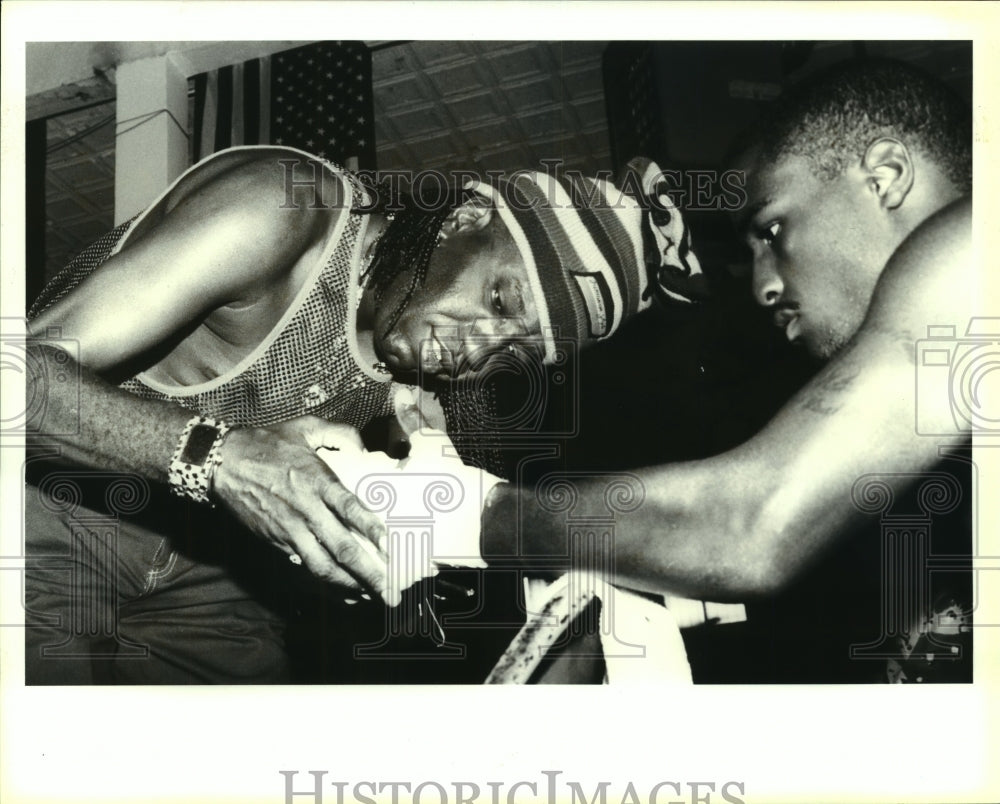 1993 Press Photo Boxer Oba Carr and Panama Lewis at Zarzamora Gym - sas12342- Historic Images