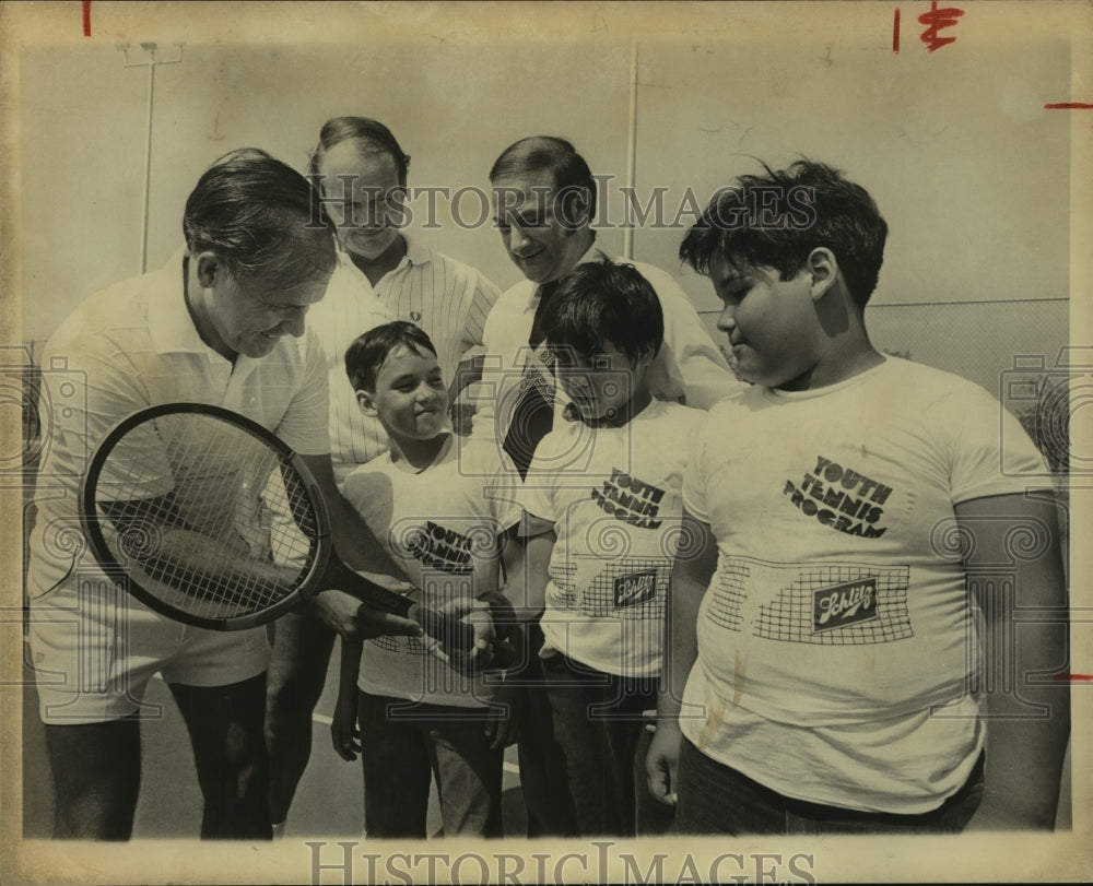 1978 Press Photo Johnny Hernandez, Tennis Professional with Youth Program Boys- Historic Images