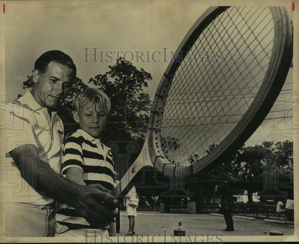 1975 Press Photo Johnny Hernandez, Tennis Professional with Jack Williams- Historic Images