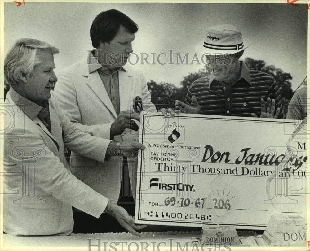 1985 Press Photo Golfer Don January Receives Dominion Check with Others- Historic Images