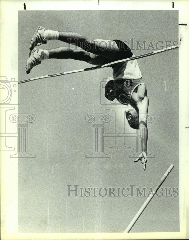 1986 Press Photo Kyle Henderson, Karnes City All-American Pole Vaulter- Historic Images