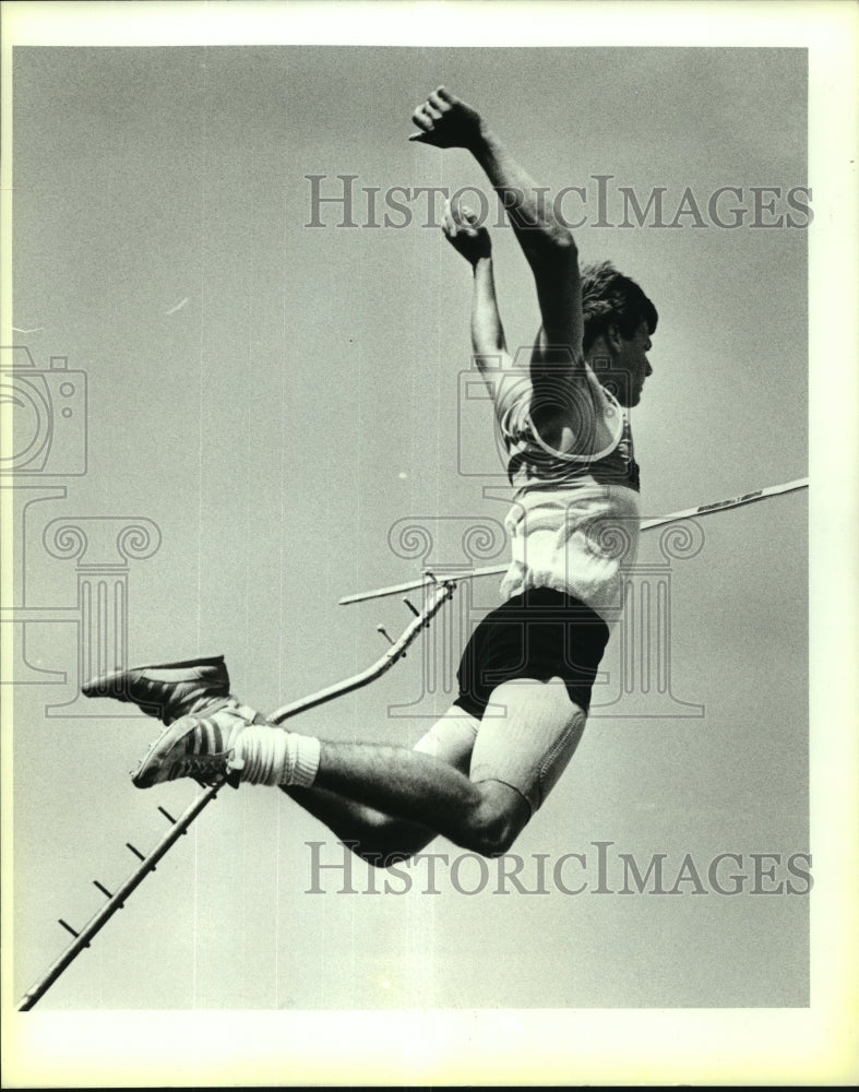 1986 Press Photo Kyle Henderson, Karnes City Track Athlete - sas12456- Historic Images