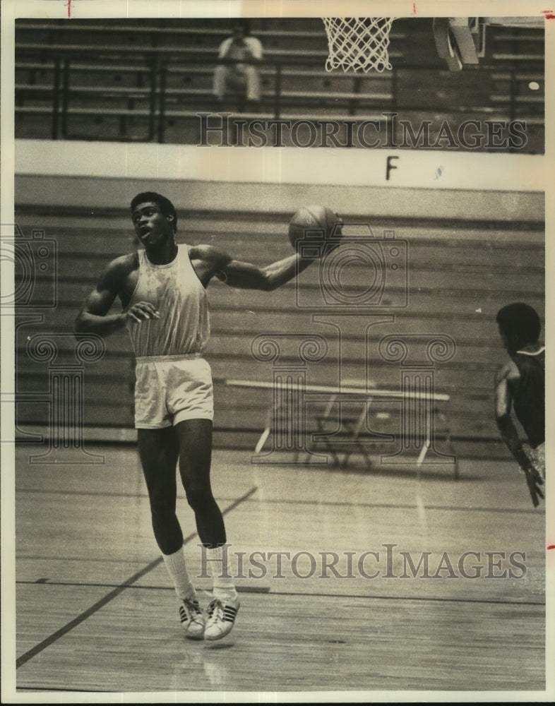 Press Photo Dan Henderson, Spurs Basketball Player - sas12460- Historic Images