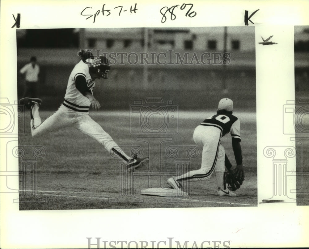 1989 Press Photo Calallen and Uvalde High School Baseball Players at Game- Historic Images
