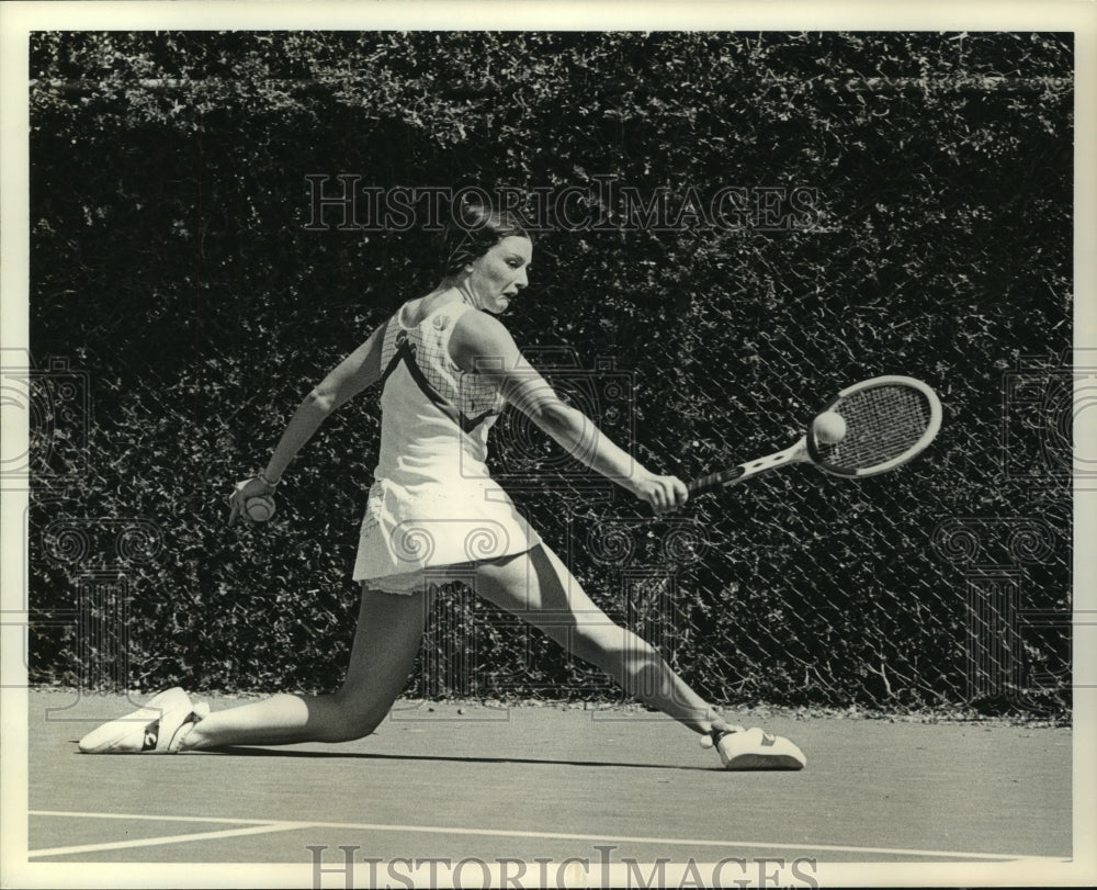 1977 Press Photo Barb Jordan, Junior Tennis Player - sas12518- Historic Images