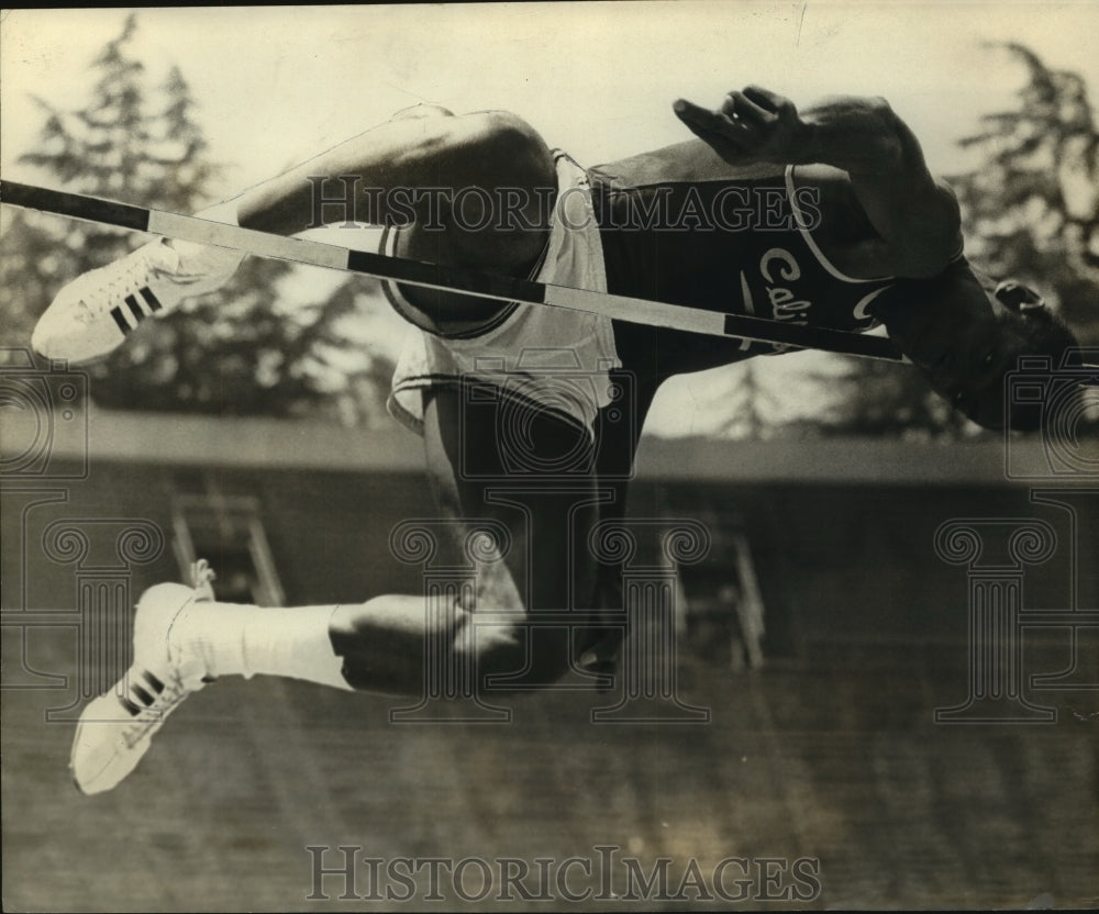 1974 Press Photo Clarence Johnson, Track Pole Vaulter at Practice - sas12528- Historic Images