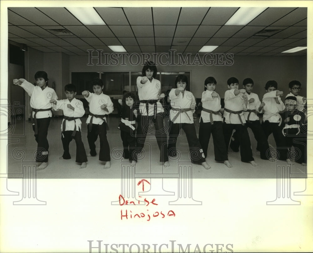 1985 Press Photo Denise Hinojosa with Martial Arts Students - sas12545- Historic Images