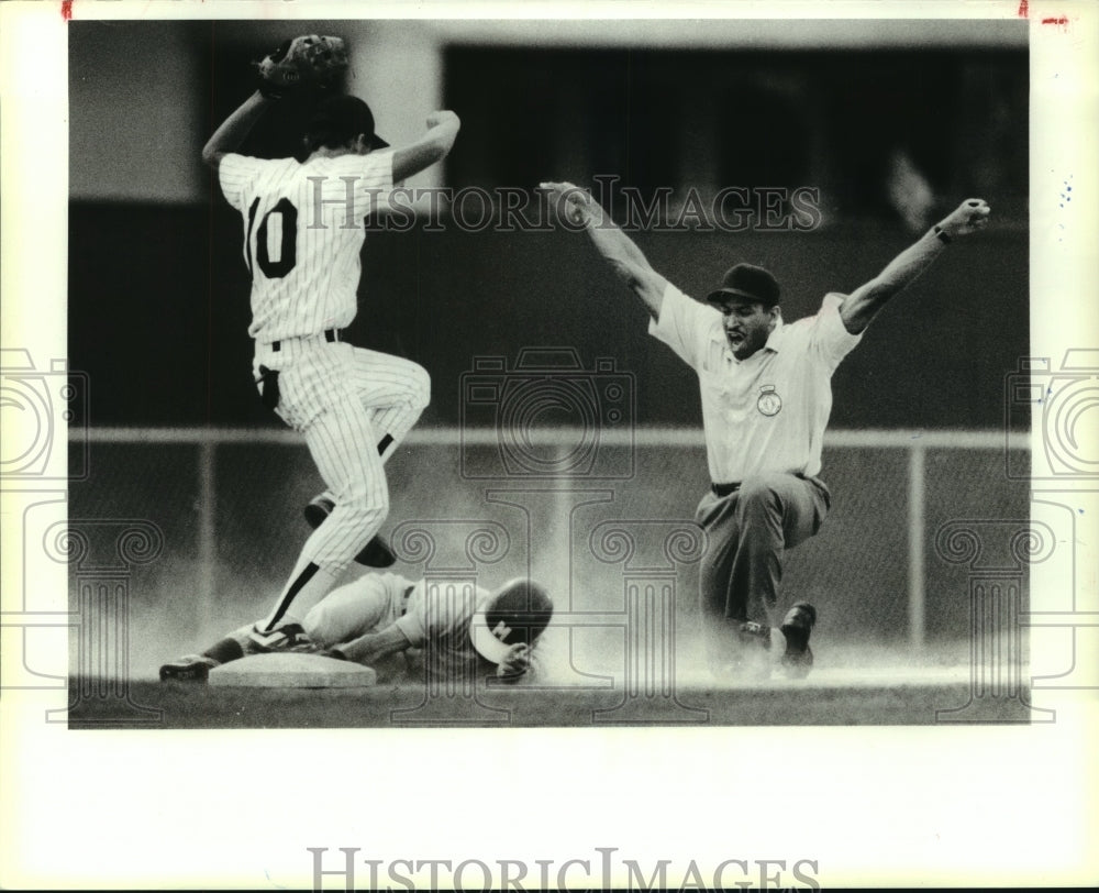 1991 Press Photo Clark and MacArthur High School Baseball Players with Umpire- Historic Images