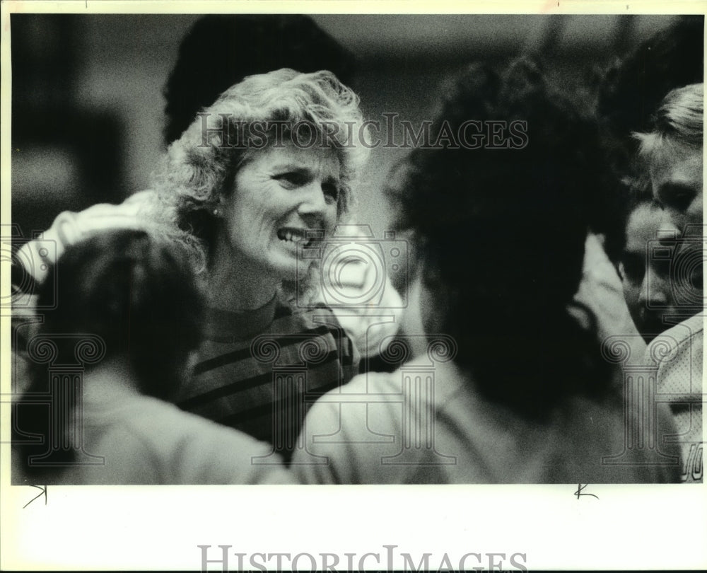 1990 Press Photo Ann Krueger, Jay High School Volleyball Coach with Players- Historic Images