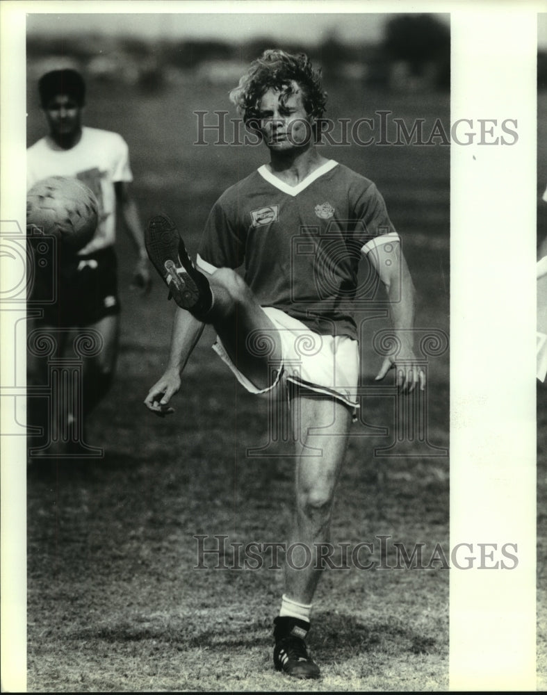 1993 Press Photo Pumas soccer player Douglas Holloway - sas12688- Historic Images