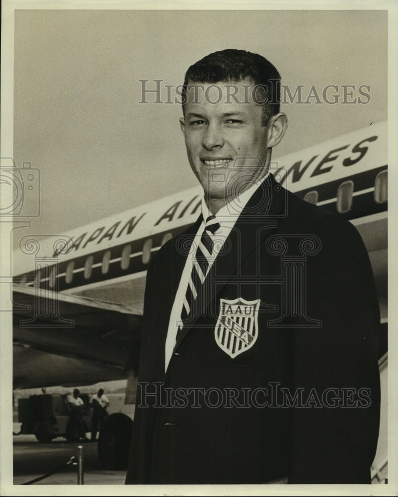 Press Photo Darrell Horne, Track Broad Jumper at Japan Air Lines Plane- Historic Images