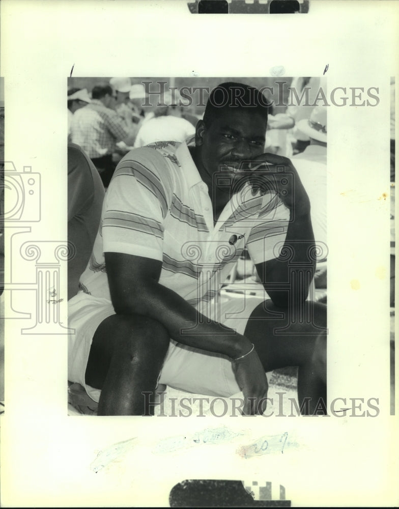 1989 Press Photo Sean Jones, Houston Oilers Football Player at La Loma Clubhouse- Historic Images