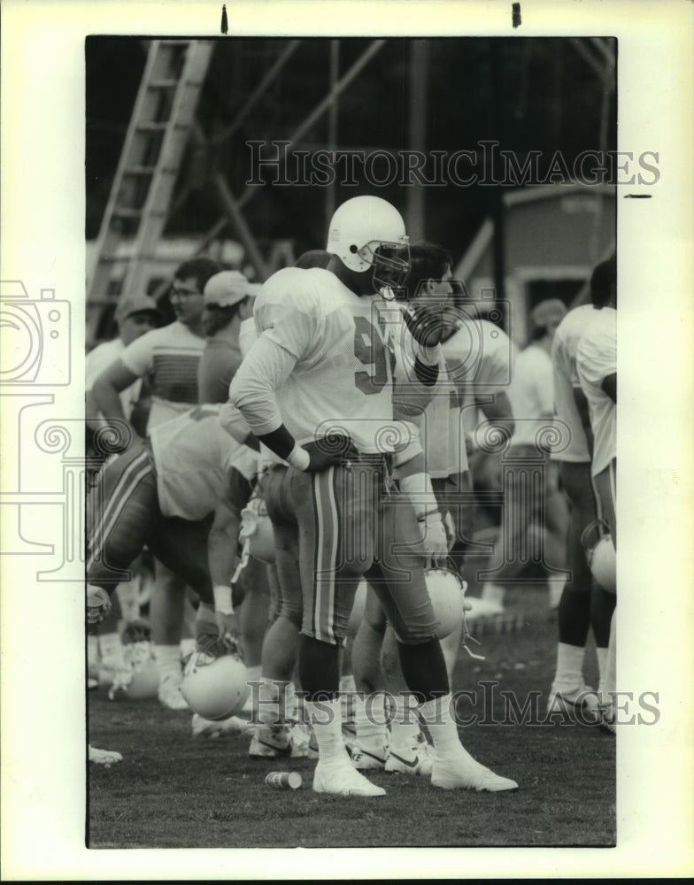 1988 Press Photo Sean Jones, Houston Oilers Football Player at Practice- Historic Images