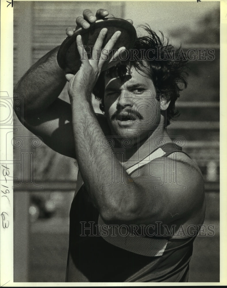 1984 Press Photo Martin Guerrero, Discus Thrower - sas12795- Historic Images