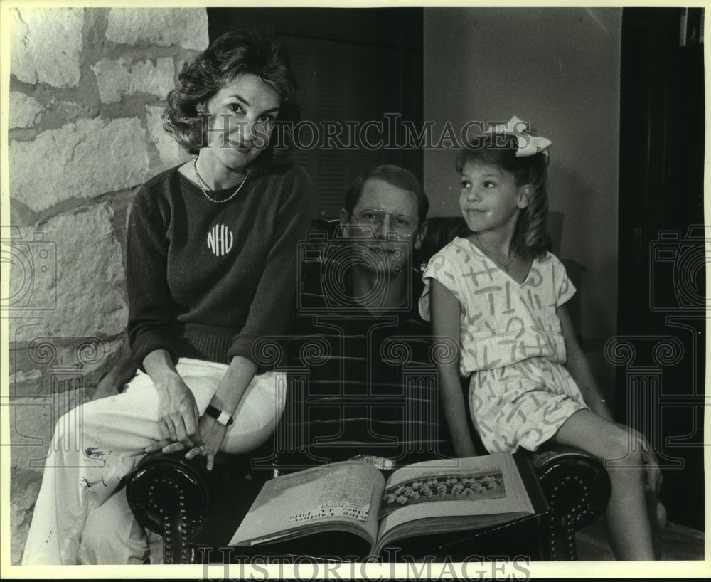 1987 Press Photo Burt Hooton and Family - sas12834- Historic Images