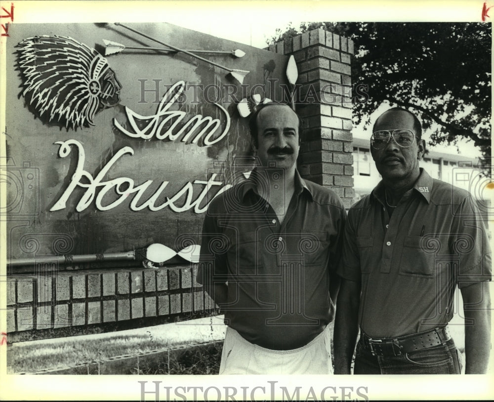 1987 Press Photo R. A. Johnson, Sam Houston High School Coach with Wayne Dickey- Historic Images