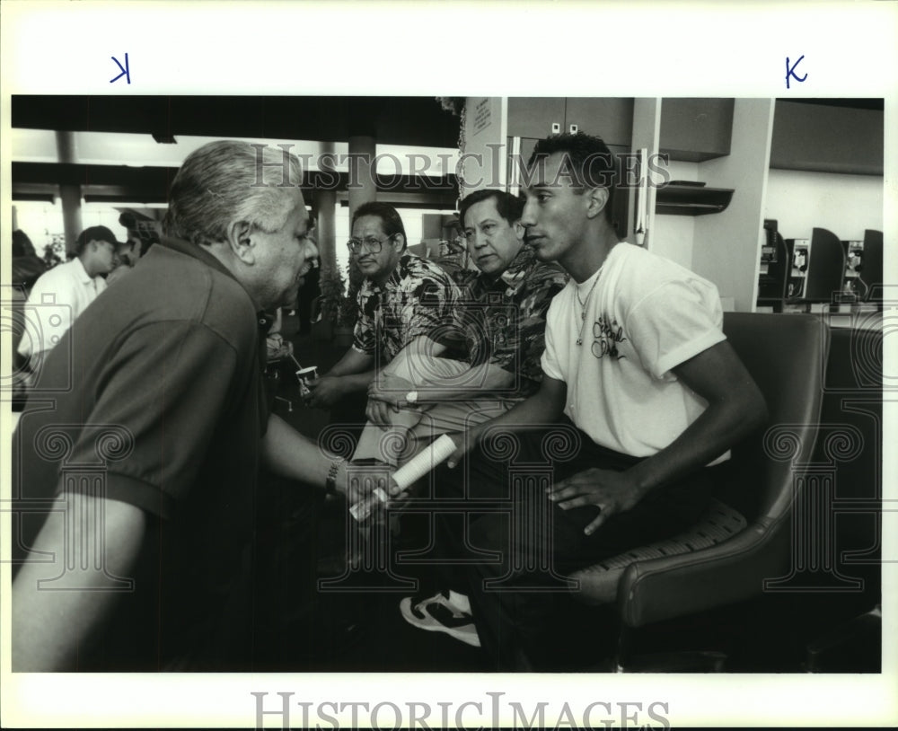 1994 Press Photo Boxer John Michael "Bam Bam" Johnson at San Antonio Airport- Historic Images