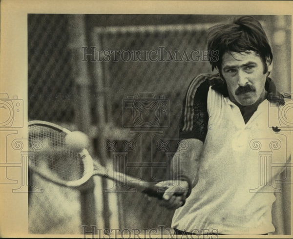 1971 Press Photo Tennis player Marty Riessen lunges to return a shot in a match | UK 1971 Press Photo Tennis player Marty Riessen lunges to return a shot in a match | UK