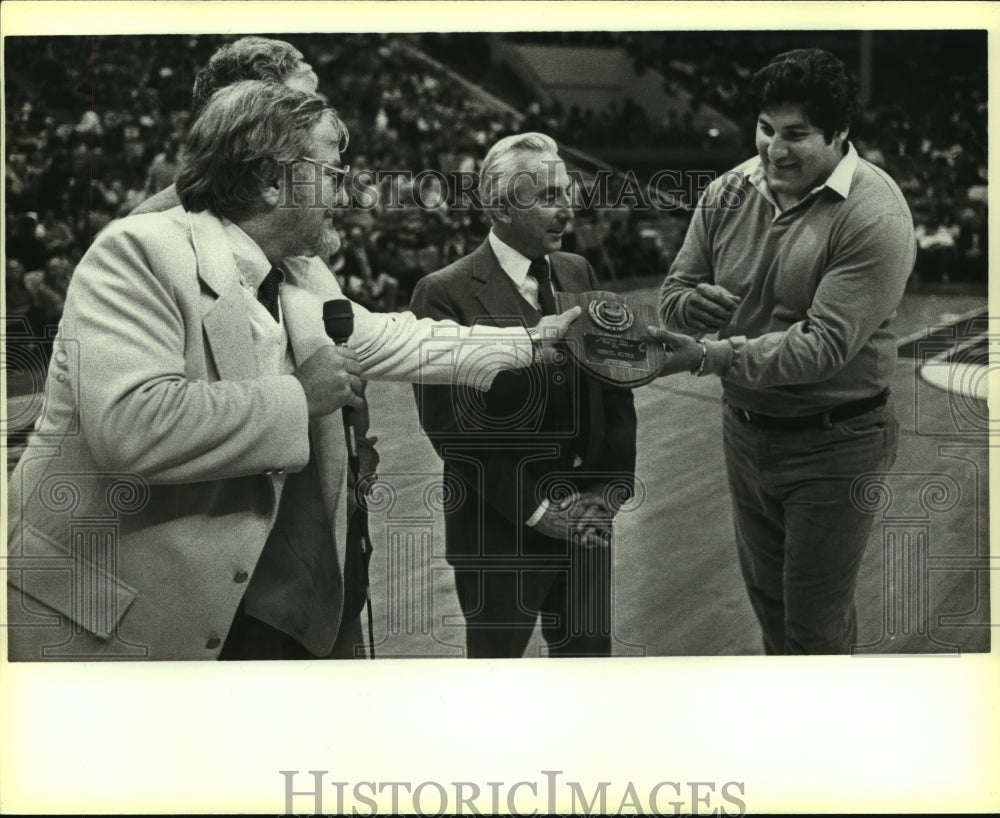 1983 Press Photo Football player Gabe Rivera receives and award - sas12919- Historic Images