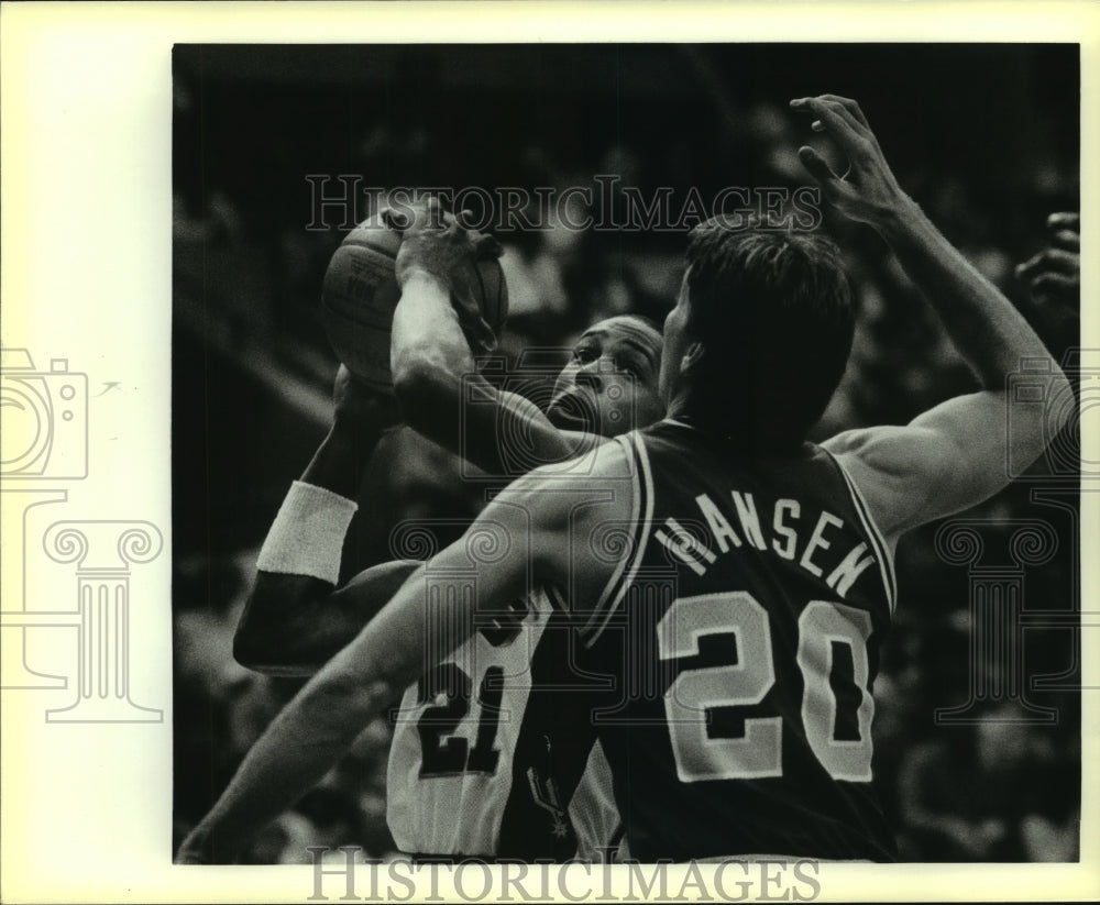 1985 Press Photo Spur Alvin Robertson and Jazz Bobby Hansen play NBA basketball- Historic Images