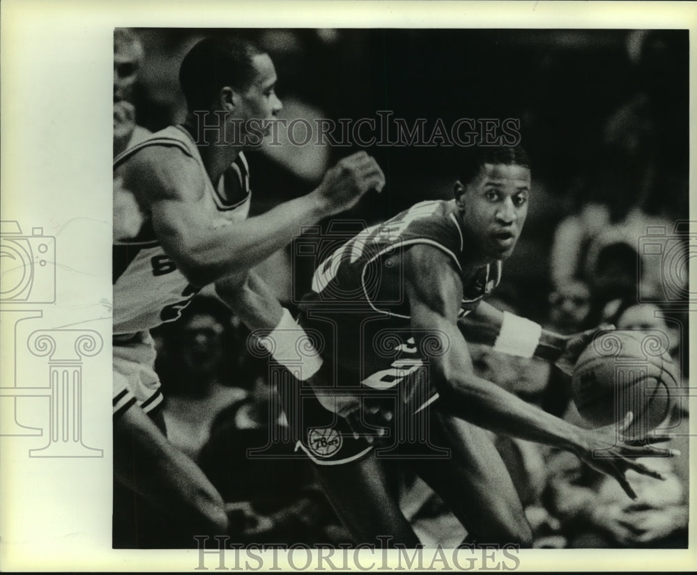1987 Press Photo Spur Alvin Robertson and 76er David Wingate play NBA basketball- Historic Images