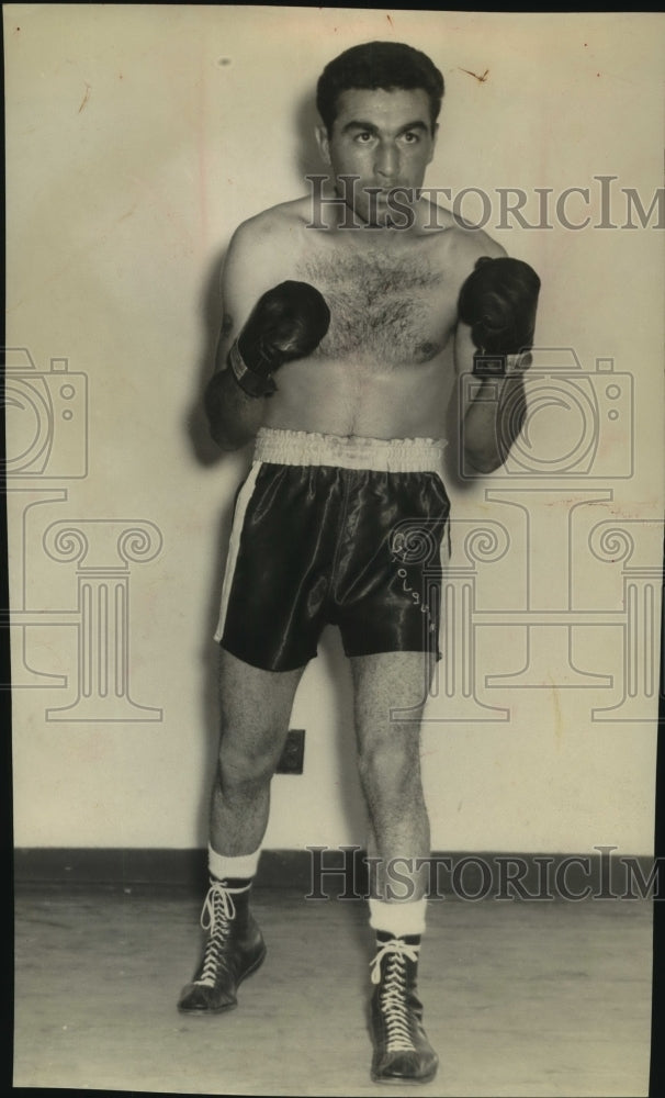 Press Photo Boxer Gilbert Holguin - sas12977- Historic Images