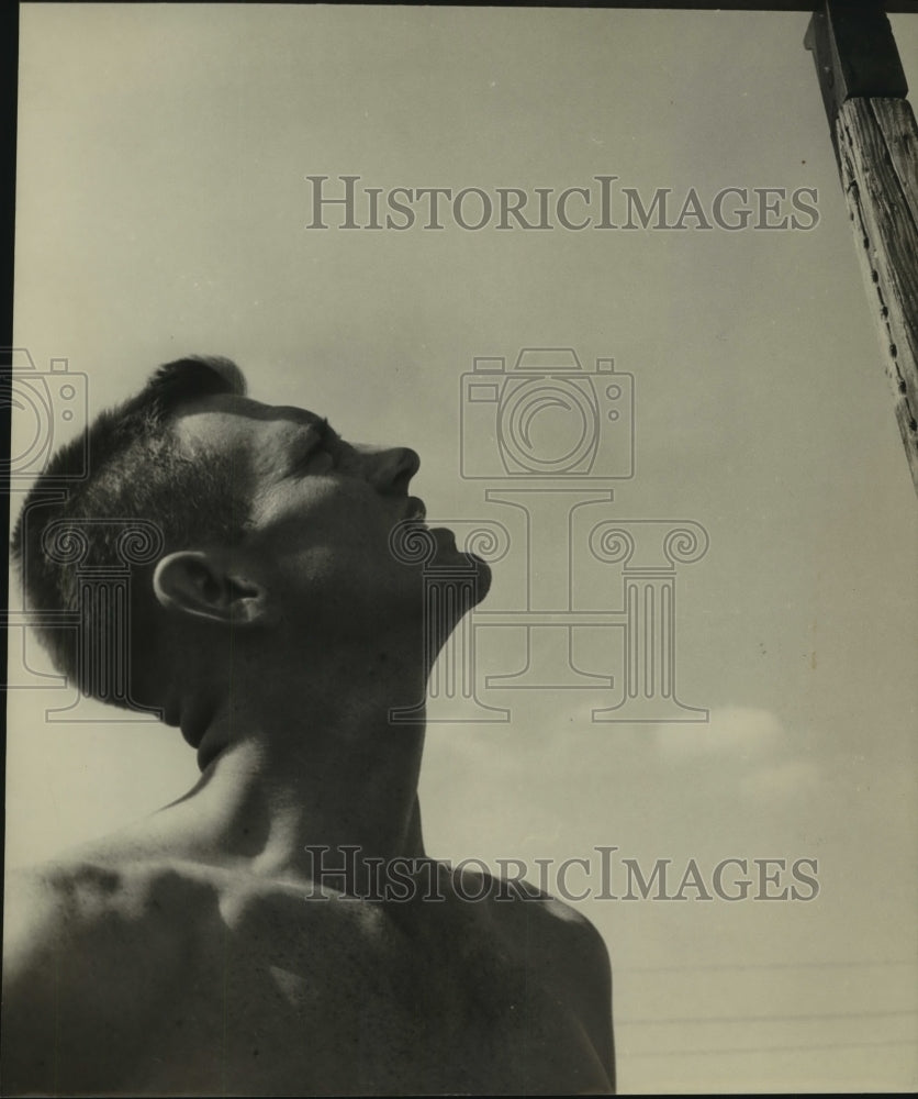 Press Photo Athlete Chuck Holding - sas12978- Historic Images