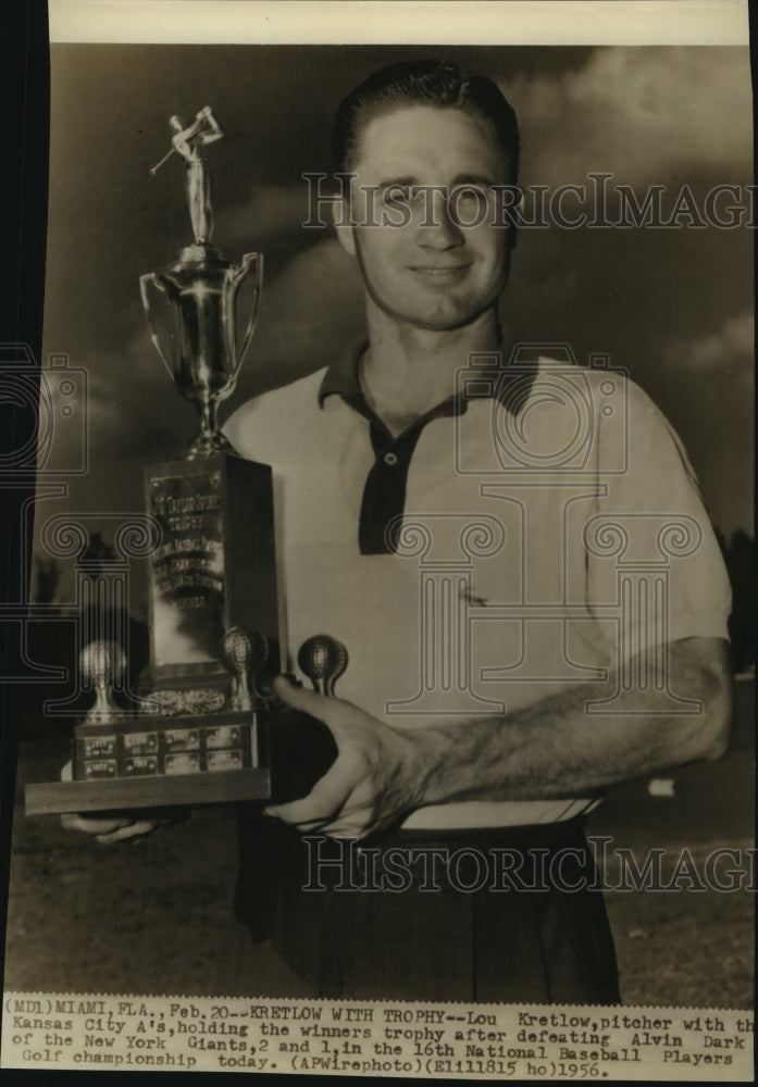 1956 Press Photo Kansas City A&#39;s baseball pitcher Lou Kretlow with a golf trophy- Historic Images