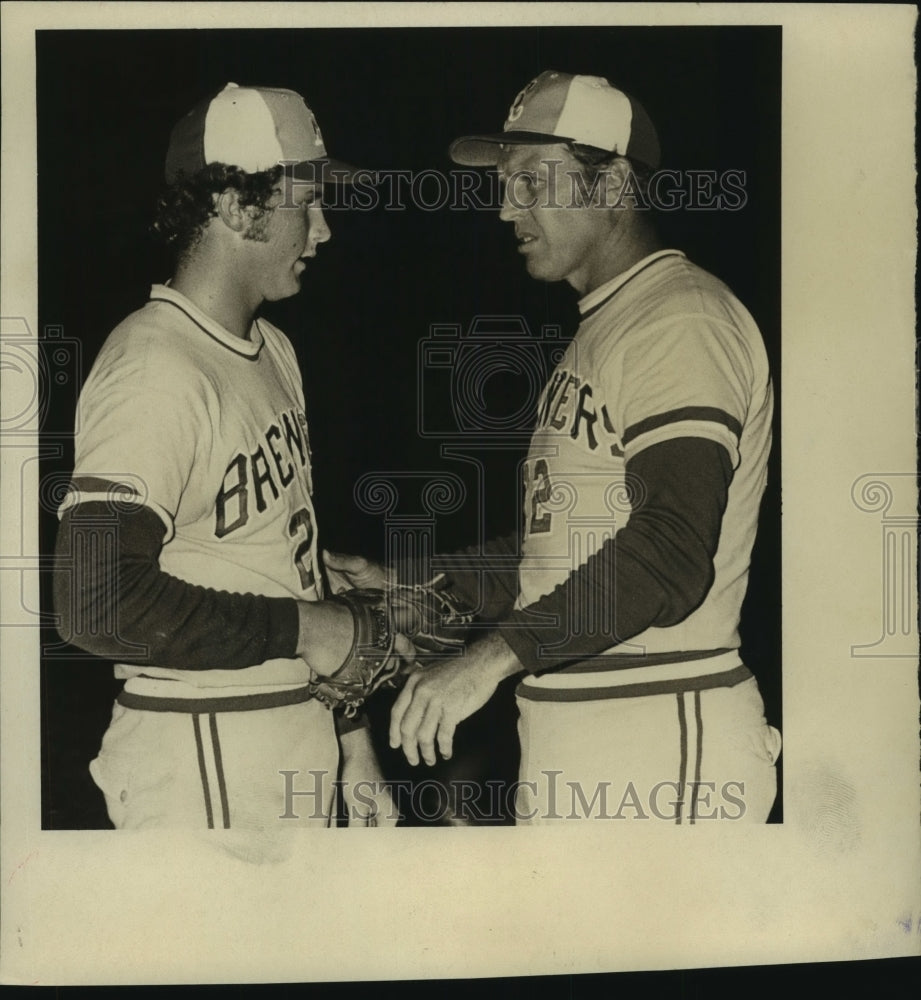 1972 Press Photo Mike Roarke, Brewers Baseball Team Manager and Dennis Yard- Historic Images