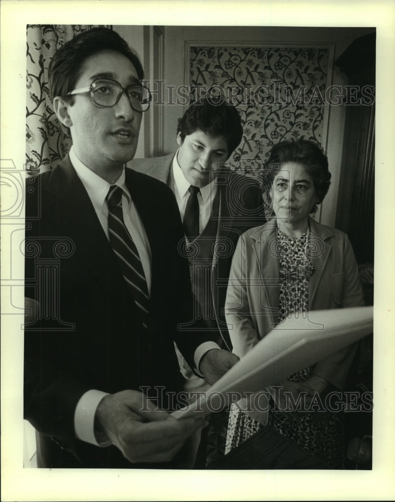 1983 Press Photo Gabe Rivera, Football Player with Mother and Henry Cisnero- Historic Images