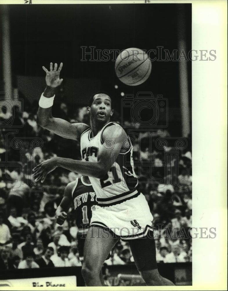 1988 Press Photo San Antonio Spurs basketball player Alvin Robertson in action- Historic Images