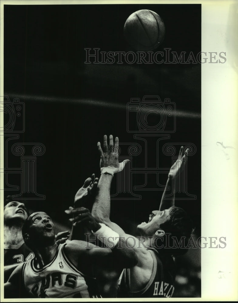 1987 Press Photo Alvin Robertson (Spurs), Bill Hanzlik (Nuggets) play NBA game- Historic Images